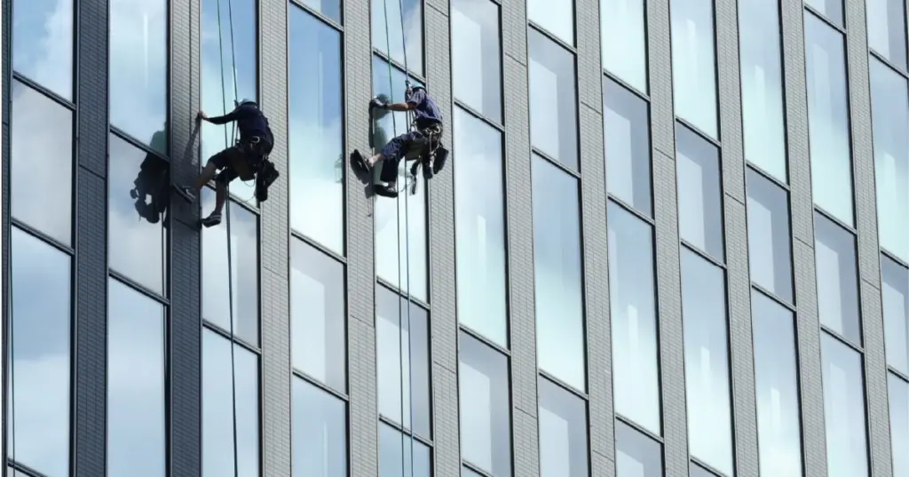 高所作業・ロープアクセスによるガラス清掃