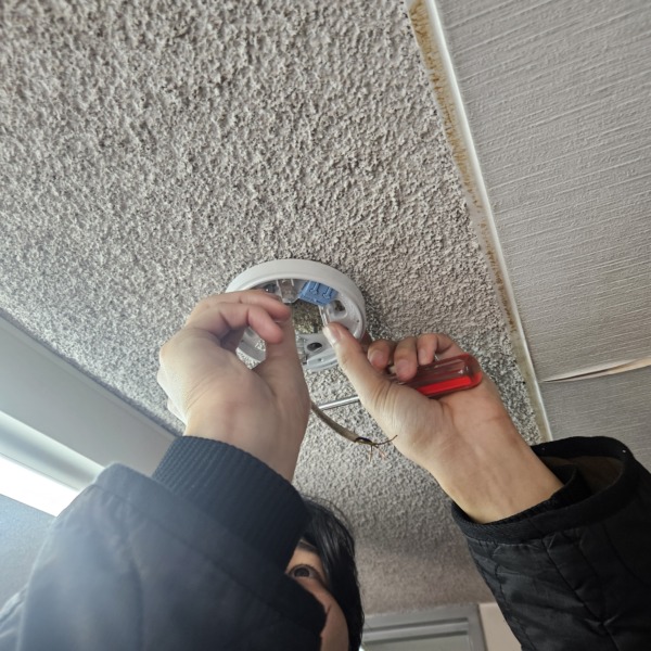 煙探知機交換作業中