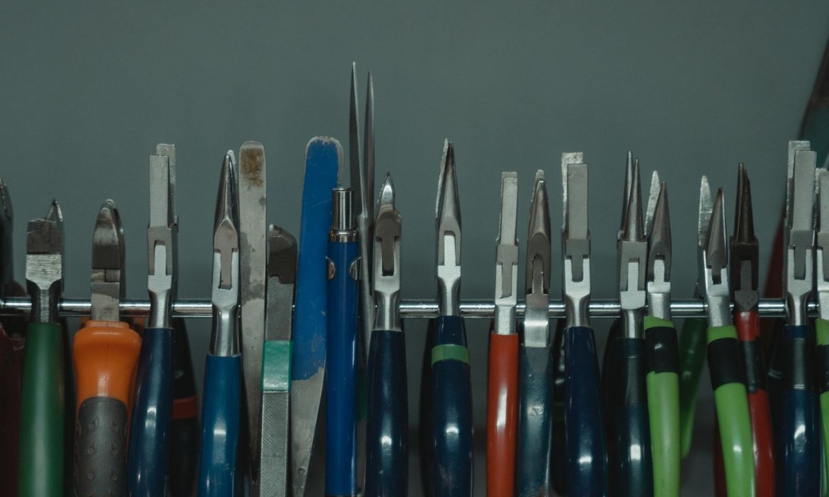 ラックに掛けられた工具